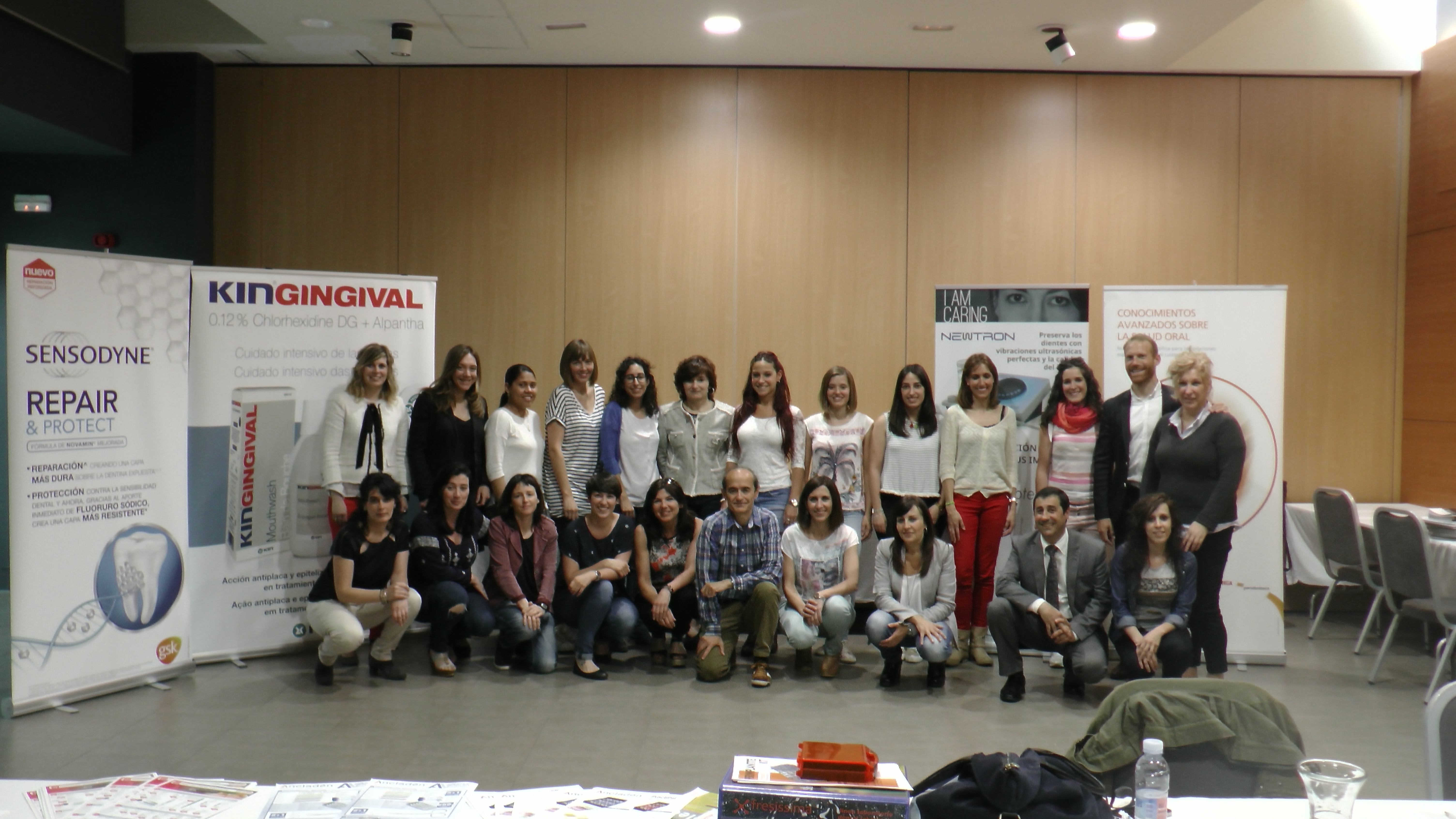 foto equipo curso TALLER MONOGRÁFICO PARA HIGIENISTAS DENTALES DE RASPADO Y ALISADO RADICULAR Y MANTENIMIENTO DE LOS PACIENTES DE IMPLANTES Y MUCOSITIS PERIIMPLANTARIA 2016