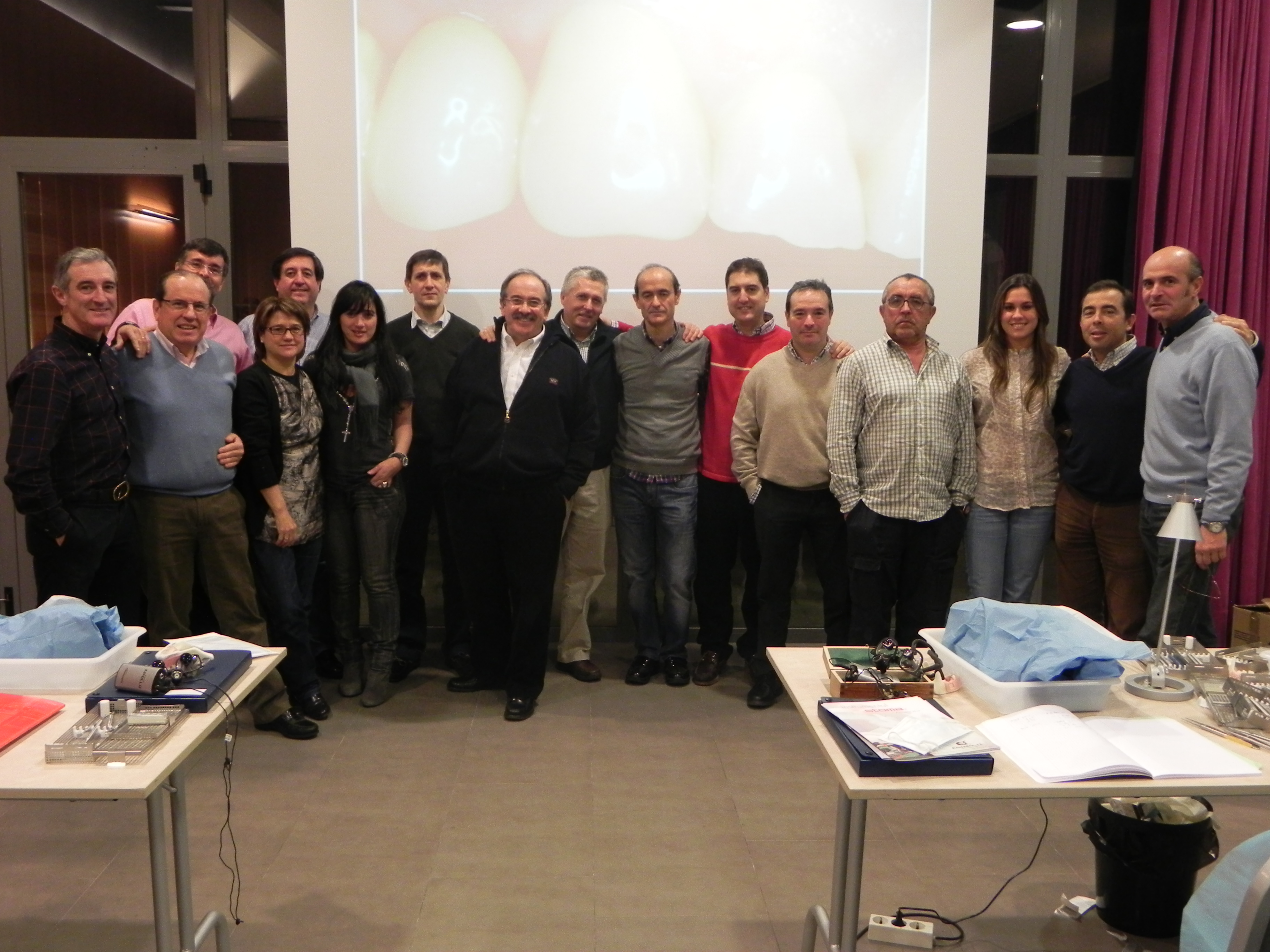 Cursos Clínica Fombellida | foto grupo curso Curso-taller de cirugía mucogingival para el dentista general Noviembre 2010